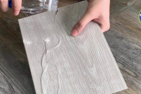 Kiểm tra cấp độ chống nước của sàn gỗ là công đoạn quan trọng giúp chọn loại vật liệu phù hợp với công trinh
