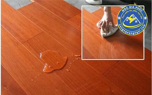 sàn gỗ công nghiệp bị ngấm nước