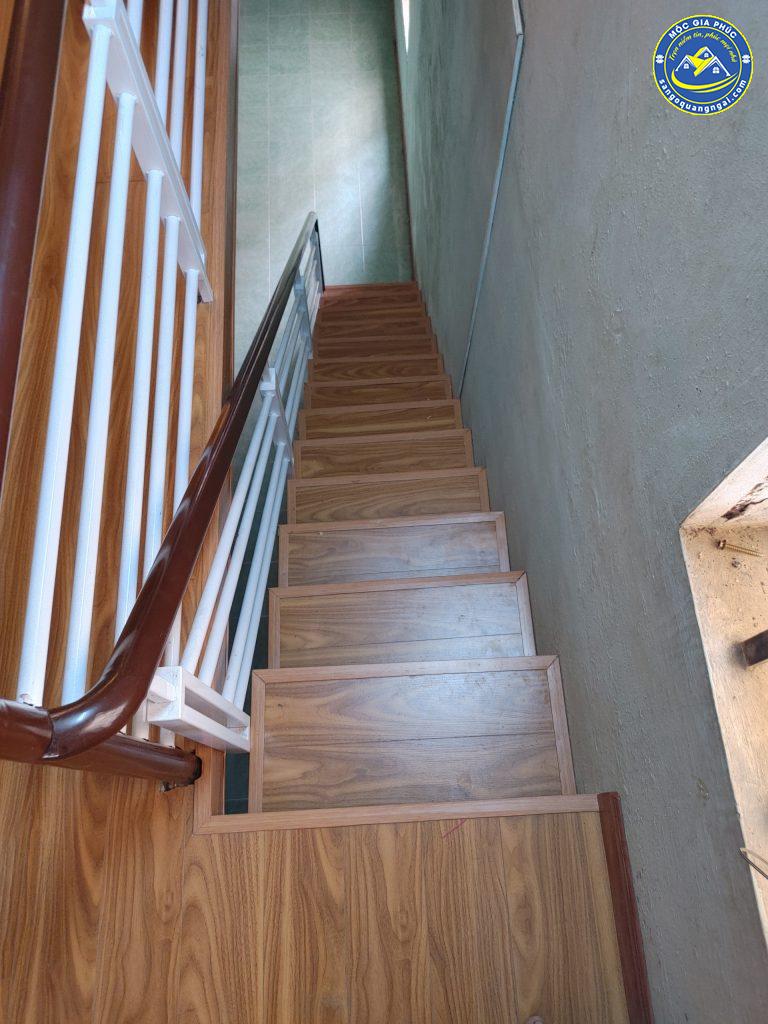 lát bậc cầu thang gỗ công nghiệp
