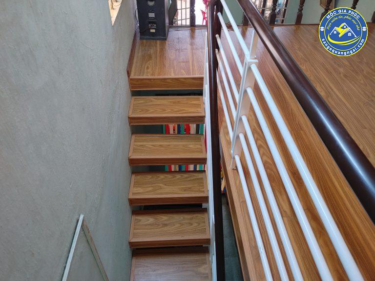 lát bậc cầu thang gỗ công nghiệp