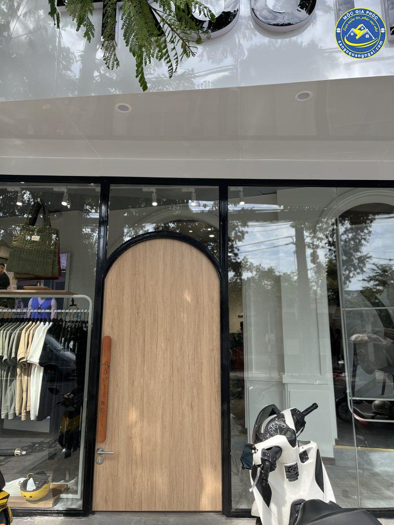 cửa vòm gỗ nhựa